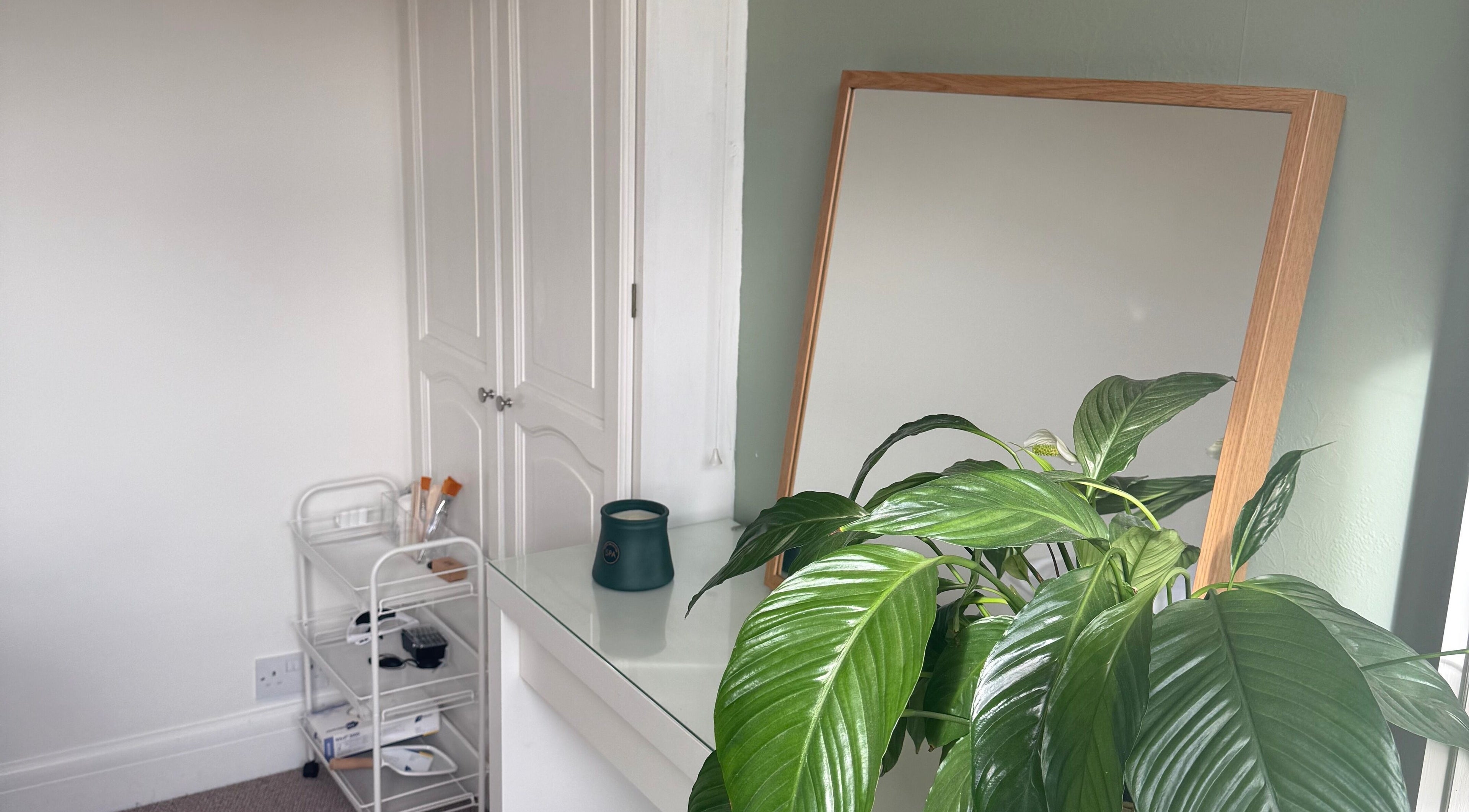 Relaxing corner at Jessica's at Chichester, Chichester, England, GB with mirror and greenery.