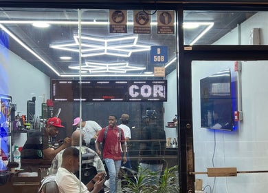 Interior de New Forces Barber en Panamá, Provincia De Panamá, PA, mostrando actividad y diseño moderno.