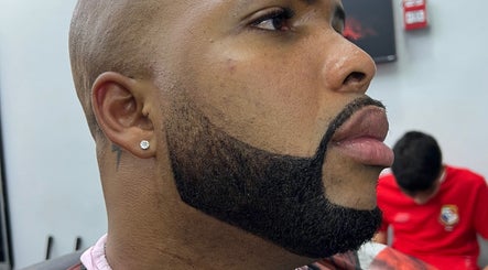 Barba esculpida en New Forces Barber, Panamá, Provincia De Panamá, PA. Estilo moderno y cuidado masculino.
