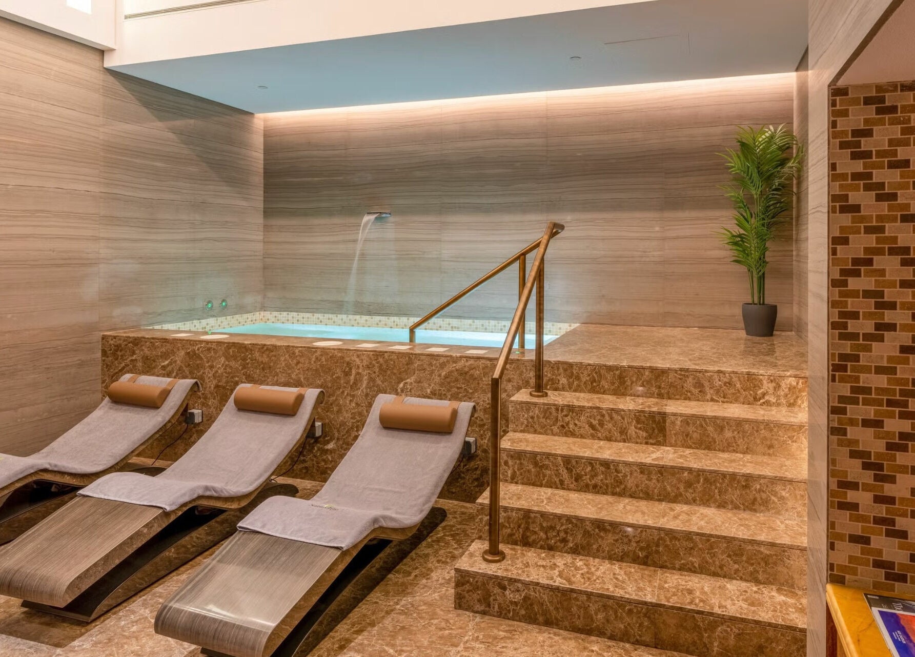 Relaxing loungers and spa pool at Naturelife Spa Marina Abu Dhabi, Abu Dhabi, Abu Dhabi, AE.