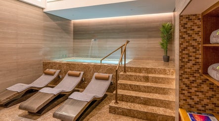 Relaxing loungers and spa pool at Naturelife Spa Marina Abu Dhabi, Abu Dhabi, Abu Dhabi, AE.