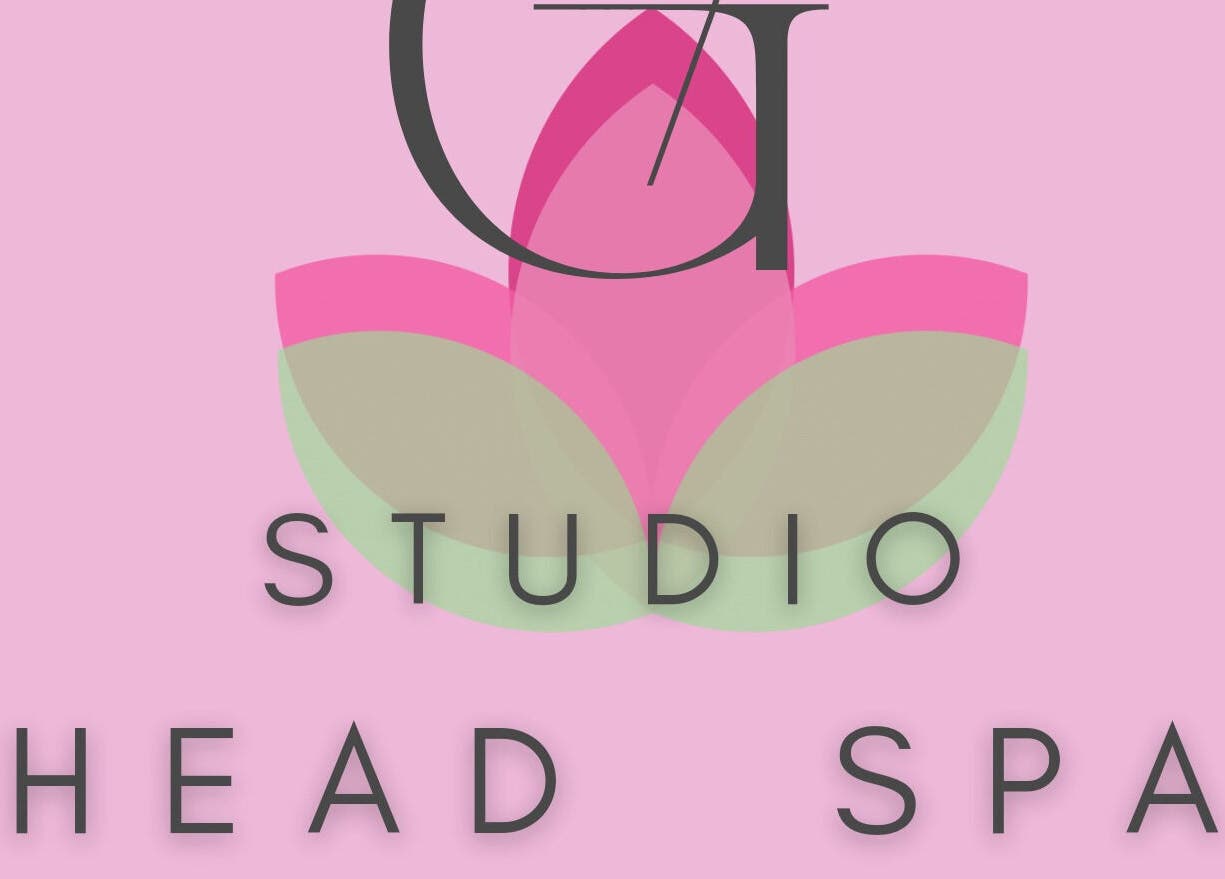 Logo GAIA Studio Head Spa w Puławach na tle różowym.
