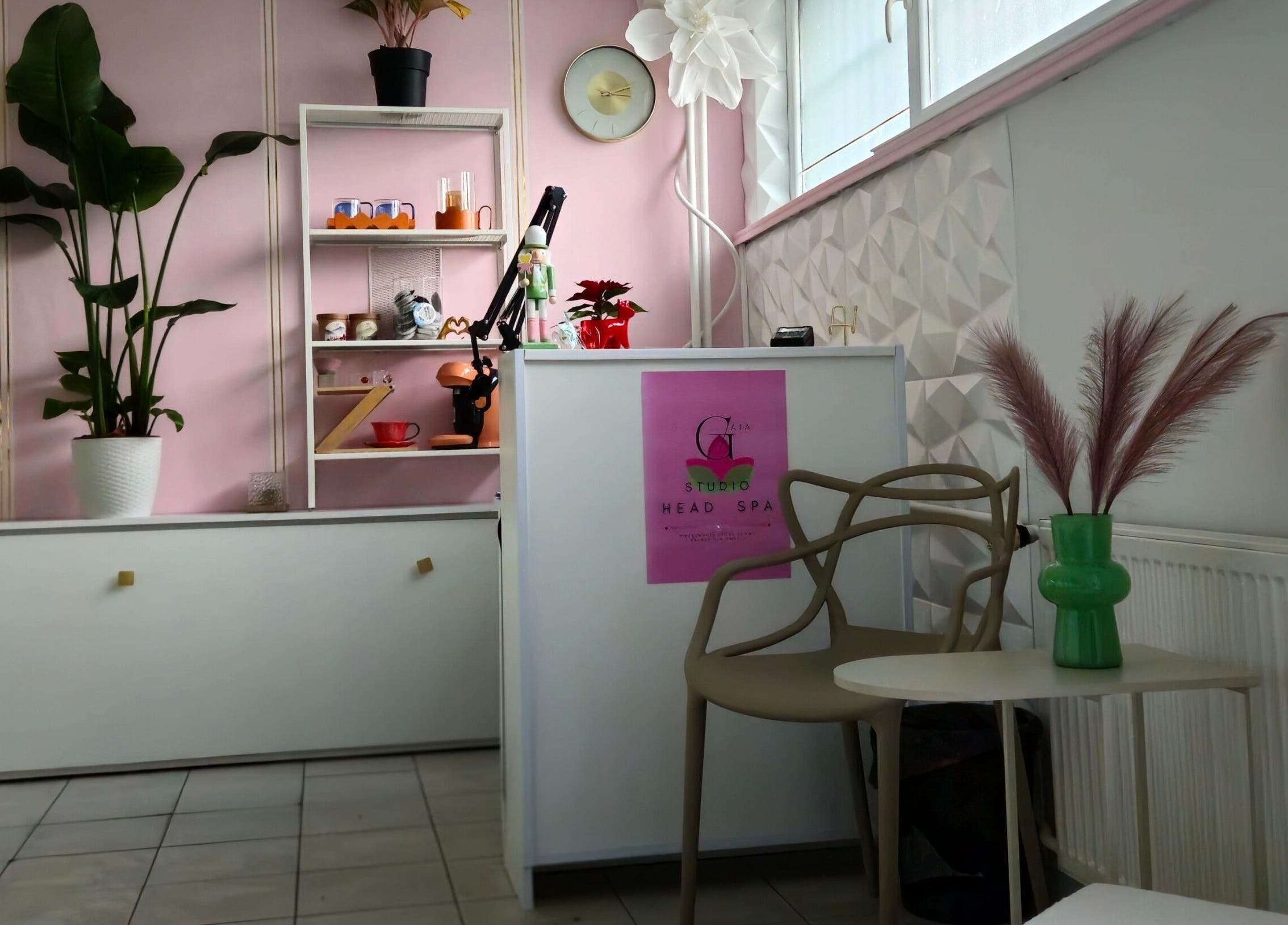 Przytulne wnętrze GAIA Studio Head Spa w Puławach, Województwo Lubelskie, PL z pastelowymi ścianami i roślinami.