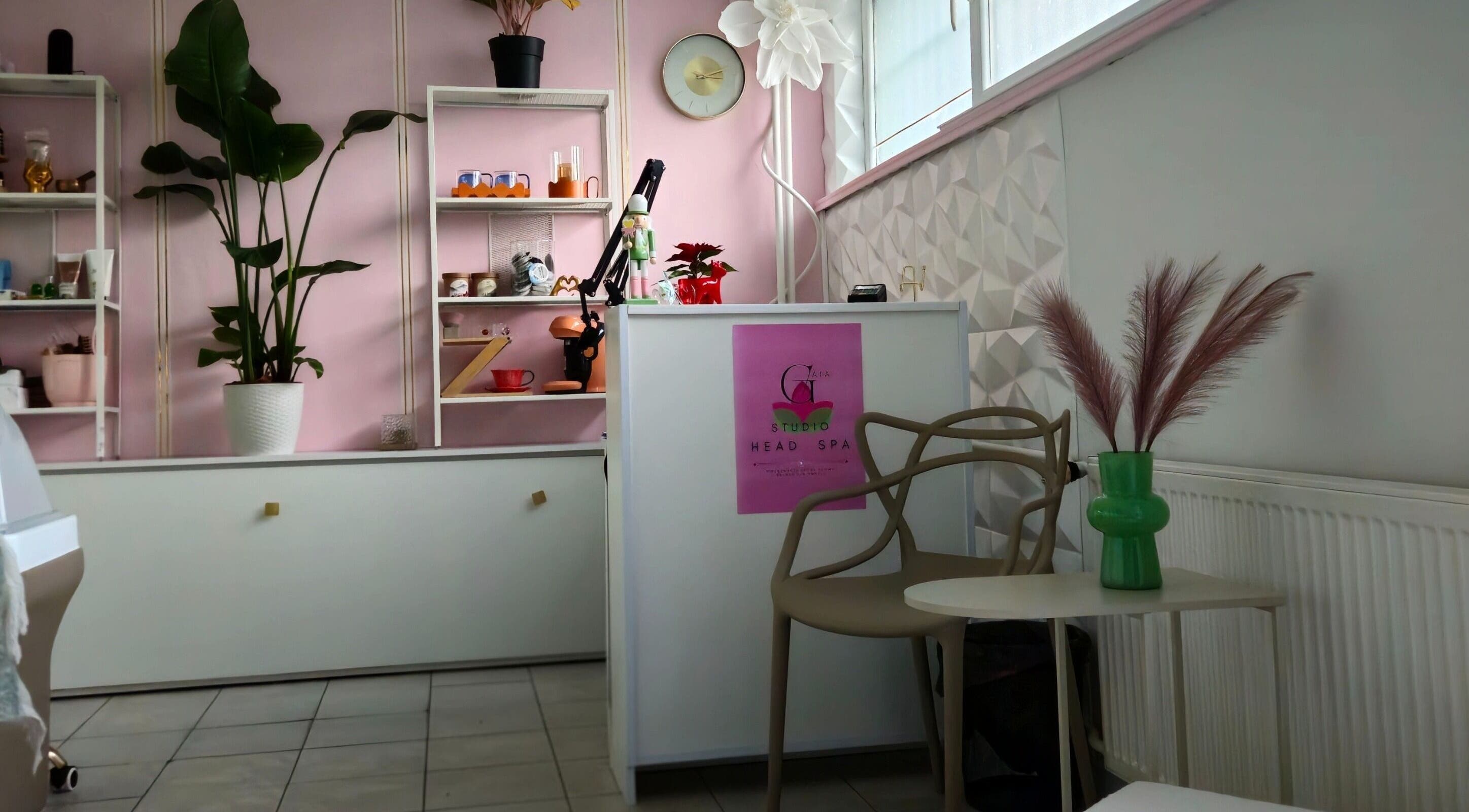 Przytulne wnętrze GAIA Studio Head Spa w Puławach, Województwo Lubelskie, PL z pastelowymi ścianami i roślinami.