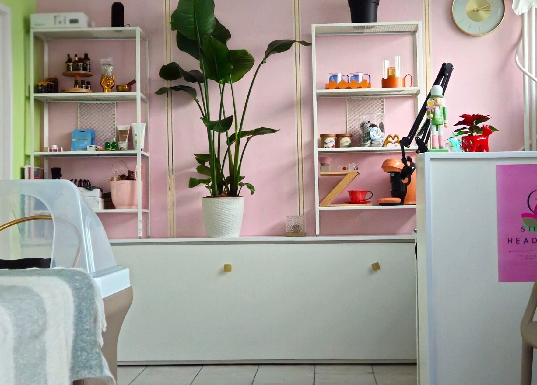 Wnętrze GAIA Studio Head Spa w Puławach, Województwo Lubelskie z nowoczesnym, zielonym wystrojem.