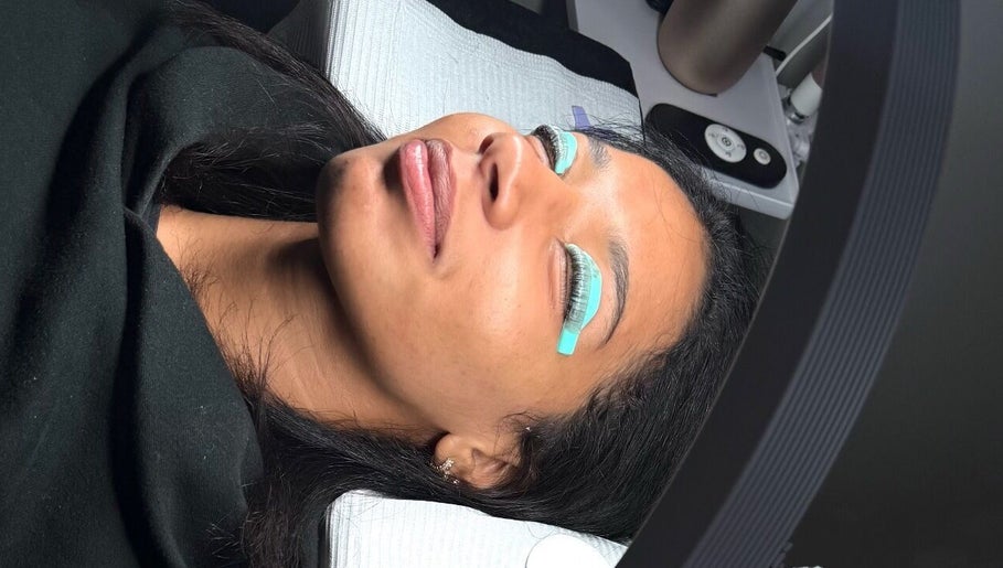 Une femme recevant des extensions de cils à MAISON HITOMI, Longueuil, Québec, CA.