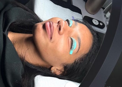 Une femme recevant des extensions de cils à MAISON HITOMI, Longueuil, Québec, CA.