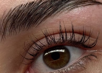 Sourcil et cils magnifiquement faits chez MAISON HITOMI, Longueuil, Québec, CA.