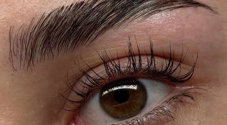 Sourcil et cils magnifiquement faits chez MAISON HITOMI, Longueuil, Québec, CA.