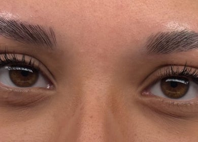 Sourcils impeccables chez MAISON HITOMI, Longueuil, Québec, CA.