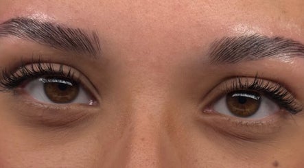Sourcils impeccables chez MAISON HITOMI, Longueuil, Québec, CA.
