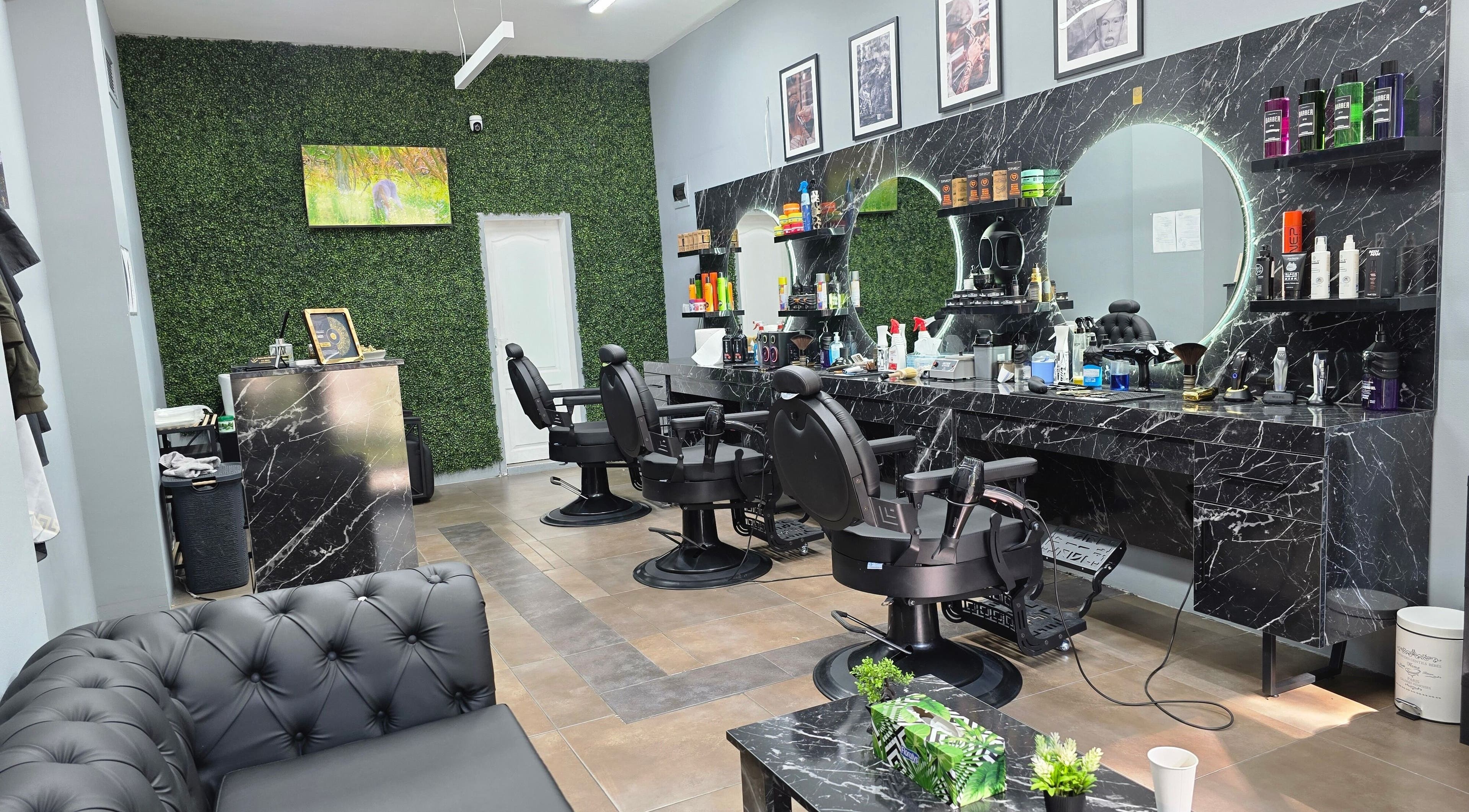 Интериор на Barber shop - The Razor, София, Софийска област, BG с модерни столове и зеленина.