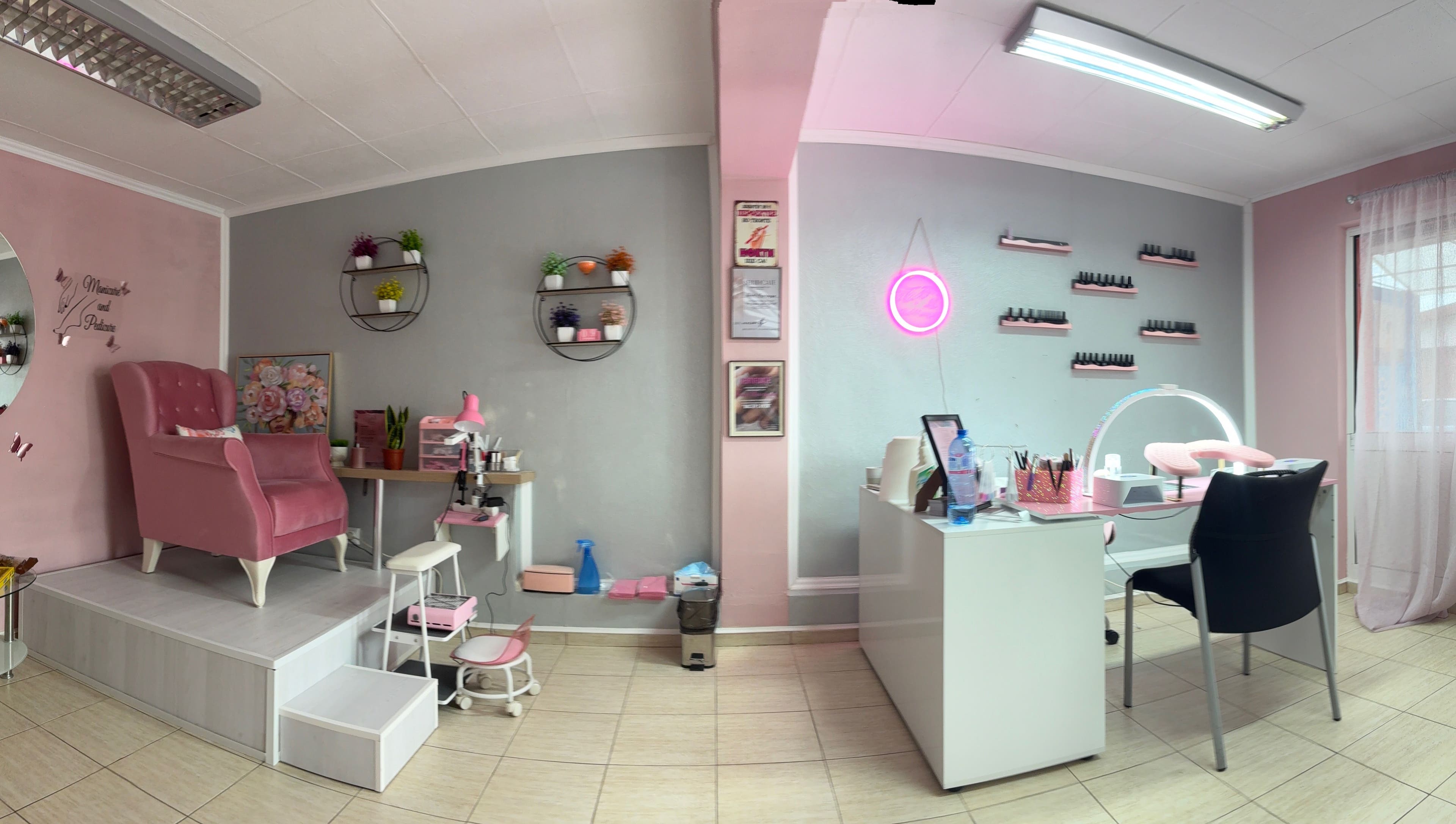 Интериор на студио Ала-Мон1 в Бургас, България, BG с модерно обзавеждане и уютна атмосфера.