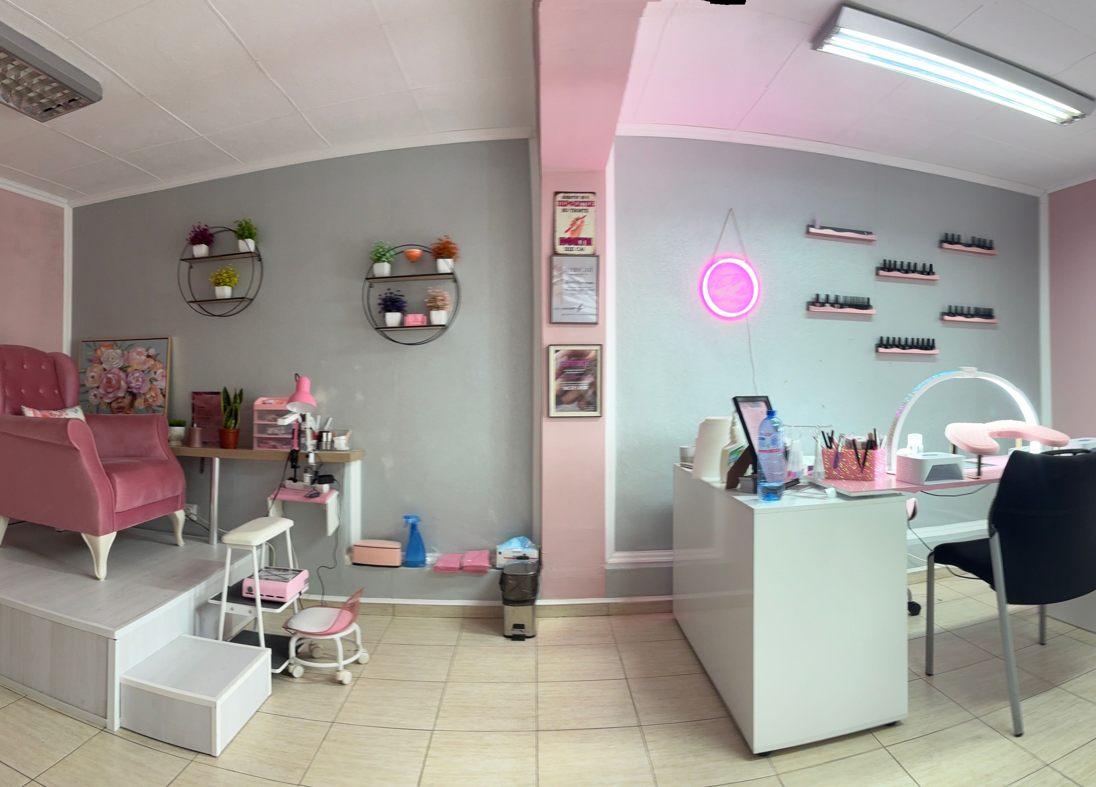 Интериор на студио Ала-Мон1 в Бургас, България, BG с модерно обзавеждане и уютна атмосфера.