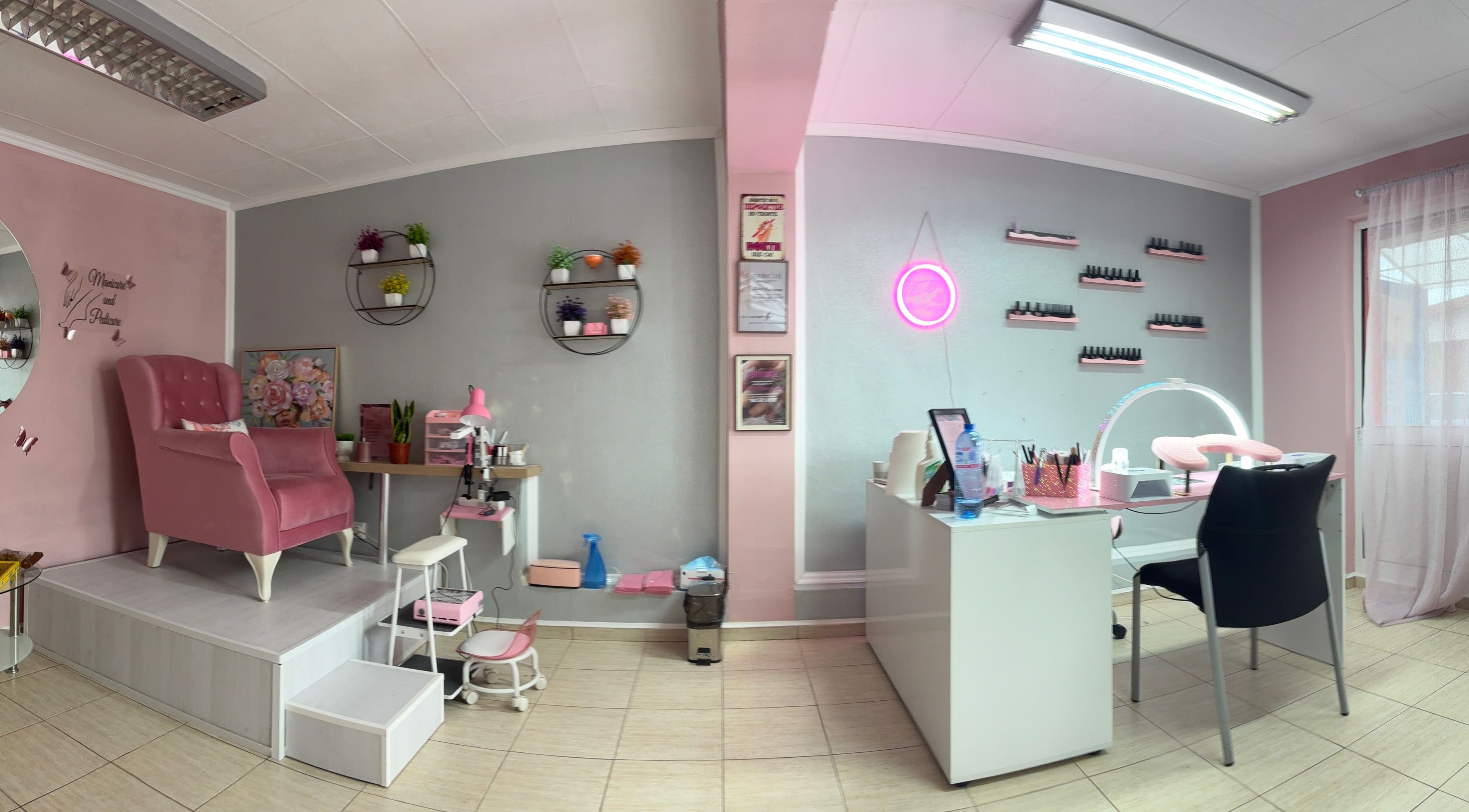 Интериор на студио Ала-Мон1 в Бургас, България, BG с модерно обзавеждане и уютна атмосфера.