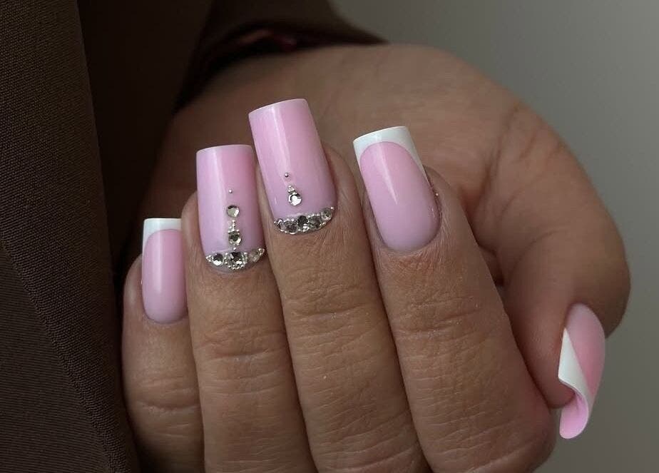 Перфектен розов маникюр с декорации в Ала-Мон1, Бургас, България, BG.