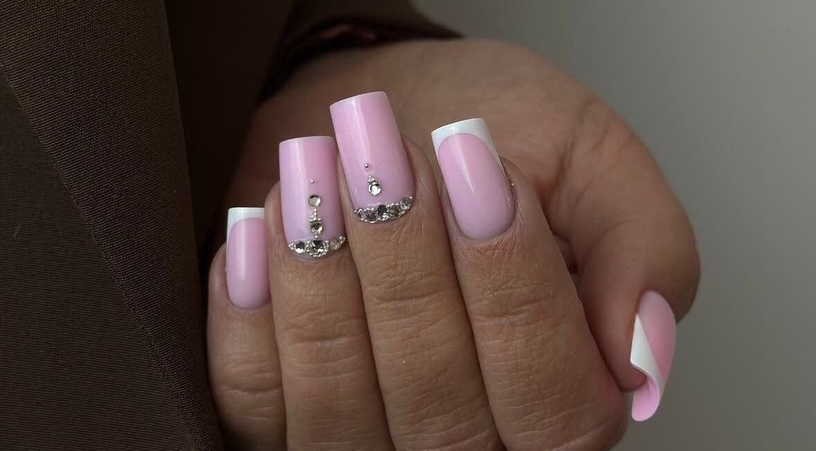 Перфектен розов маникюр с декорации в Ала-Мон1, Бургас, България, BG.