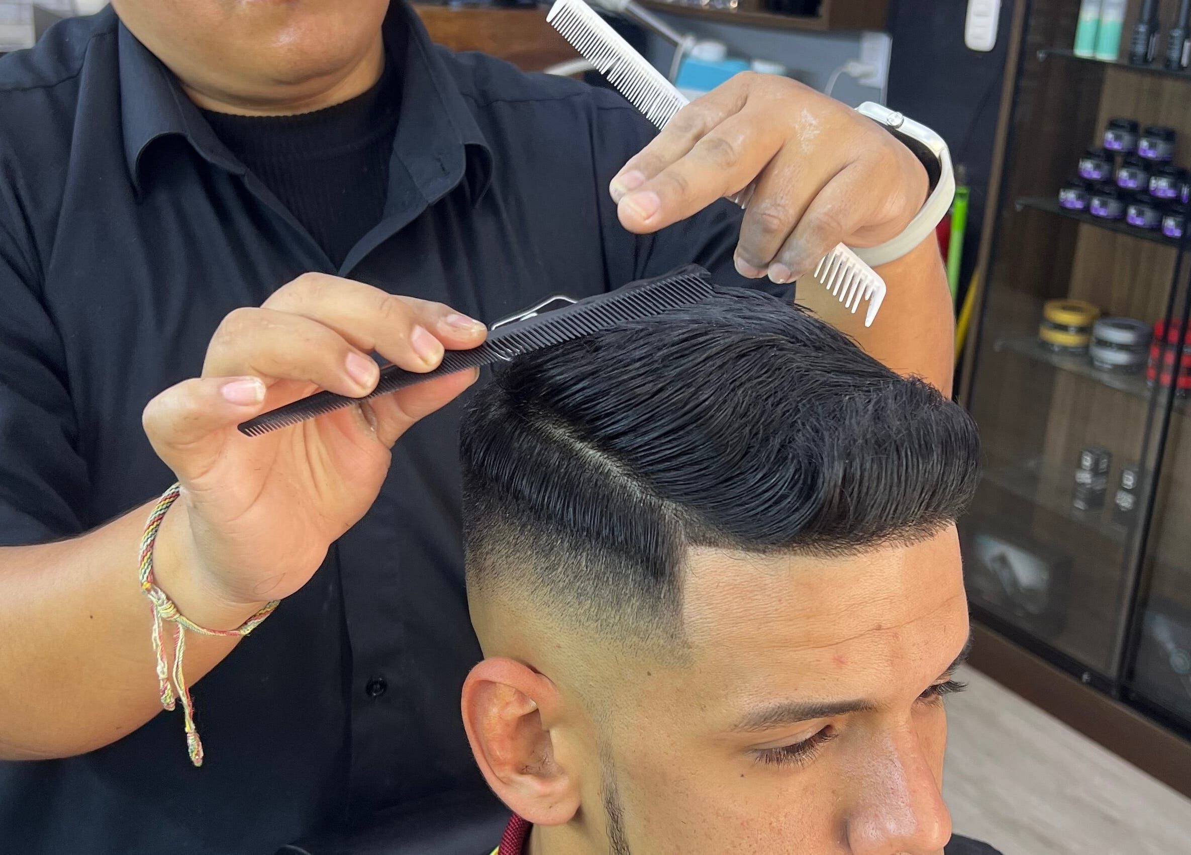 Barbero de ALESSANDRO CUT’S dando un corte preciso en Lima, Provincia De Lima, PE.
