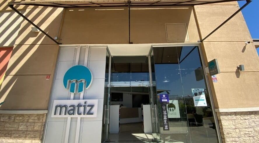 Entrada principal del Matiz Ovalle en Ovalle, Coquimbo, CL, destacando su diseño moderno y acogedor.