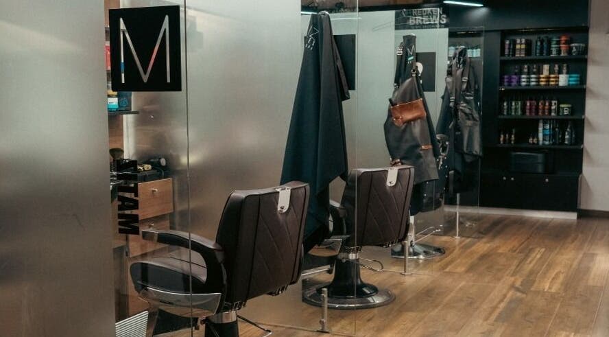 Interior moderno de Matiz Hombres en La Serena, Coquimbo, CL, con sillas y herramientas de peluquería.