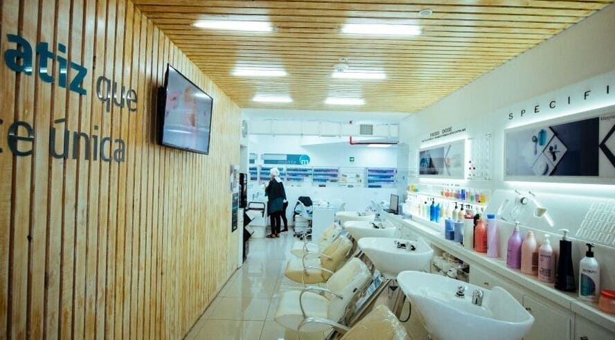 Interior moderno de Matiz Coquimbo, salón de belleza en Coquimbo, Coquimbo, CL, con zona de lavado y productos destacados.