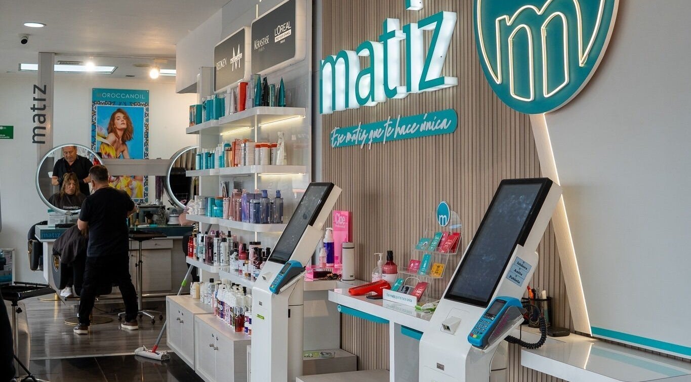 Interior del salón Matiz Milagro en La Serena, Coquimbo, CL, mostrando productos de belleza en estantes.
