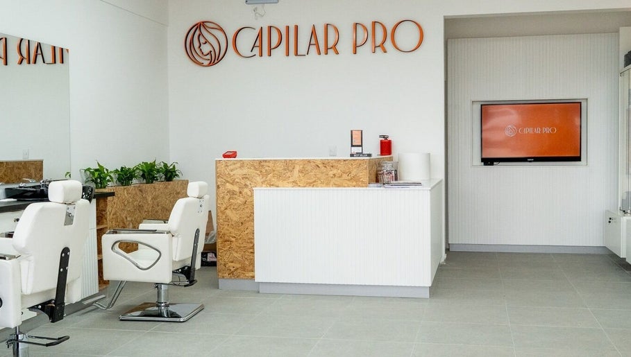 Interior del salón capilar pro-TIERRAS BLANCAS en Coquimbo, moderno y elegante ambiente.