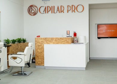 Interior del salón capilar pro-TIERRAS BLANCAS en Coquimbo, moderno y elegante ambiente.