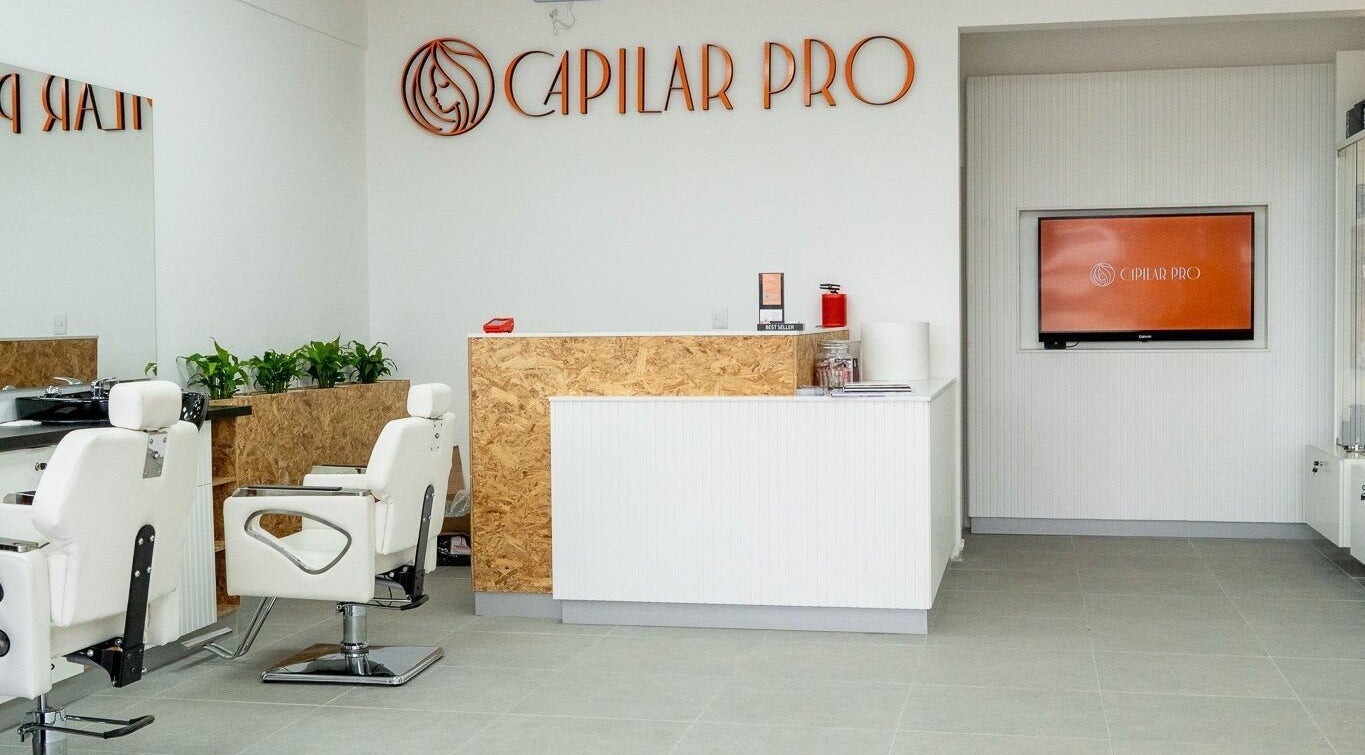 Interior del salón capilar pro-TIERRAS BLANCAS en Coquimbo, moderno y elegante ambiente.