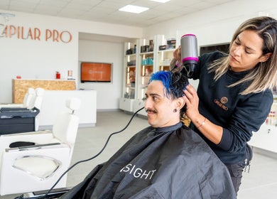 Estilista de capilar pro-TIERRAS BLANCAS peinando cabello azul en Coquimbo, Coquimbo, CL.