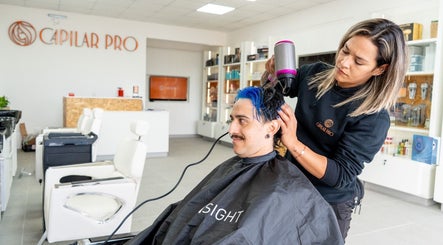 Estilista de capilar pro-TIERRAS BLANCAS peinando cabello azul en Coquimbo, Coquimbo, CL.