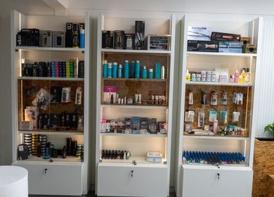 Productos de belleza en la vitrina de capilar pro-TIERRAS BLANCAS, Coquimbo, Coquimbo, CL.