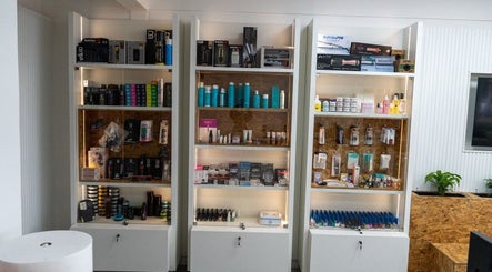 Productos de belleza en la vitrina de capilar pro-TIERRAS BLANCAS, Coquimbo, Coquimbo, CL.