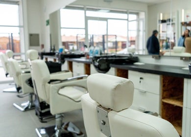 Interior moderno de capilar pro-TIERRAS BLANCAS en Coquimbo, Coquimbo, CL, con sillas de peluquería blancas.
