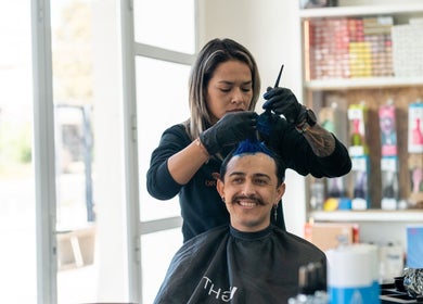 Cliente en capilar pro-TIERRAS BLANCAS, Coquimbo, CL, recibe teñido de cabello azul en salón moderno.