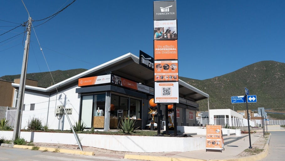Fachada de Capilar Pro EL SAUCE en Coquimbo, Coquimbo, CL, destacando su señalización y entorno montañoso.