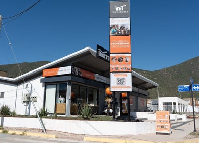 Fachada de Capilar Pro EL SAUCE en Coquimbo, Coquimbo, CL, destacando su señalización y entorno montañoso.
