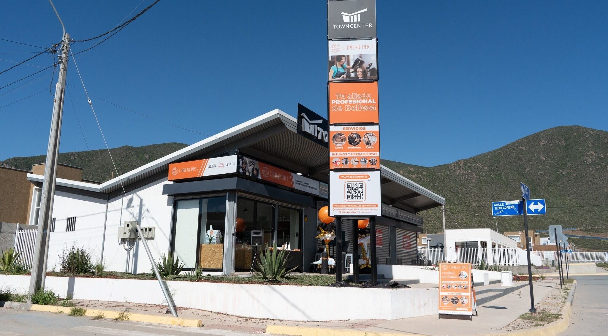 Fachada de Capilar Pro EL SAUCE en Coquimbo, Coquimbo, CL, destacando su señalización y entorno montañoso.