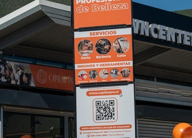 Cartel de Capilar Pro EL SAUCE en Coquimbo, Coquimbo, CL mostrando servicios de belleza y barbería.