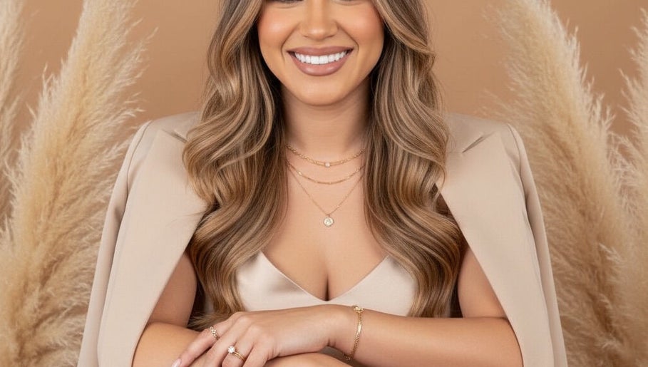 Mujer sonriente con peinado elegante en Isanailsstudio, Panamá, Provincia De Panamá, PA, rodeada de pampas.