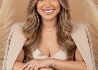 Mujer sonriente con peinado elegante en Isanailsstudio, Panamá, Provincia De Panamá, PA, rodeada de pampas.