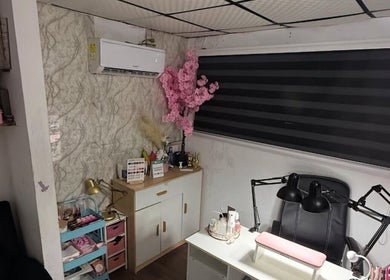 Estación de manicura en Isanailsstudio, Panamá, Provincia De Panamá, PA con decoración floral y mobiliario moderno.