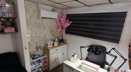 Estación de manicura en Isanailsstudio, Panamá, Provincia De Panamá, PA con decoración floral y mobiliario moderno.