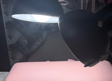 Mesa de trabajo en Isanailsstudio, Panamá, Provincia De Panamá, PA, iluminada por una lámpara profesional.
