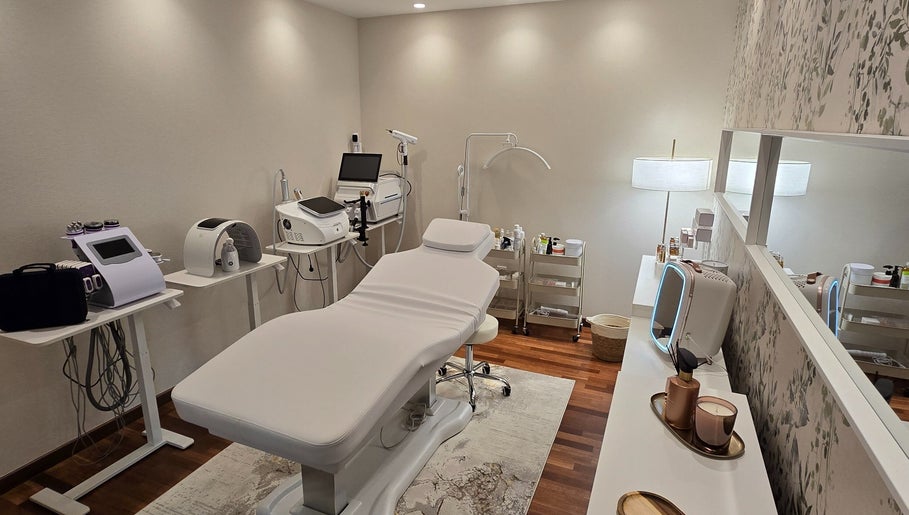 Sala de tratamentos em La Santé Estética Avançada, Vila Nova De Famalicão, Braga, PT. Ambiente relaxante e moderno.