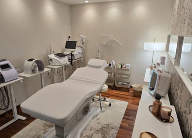 Sala de tratamentos em La Santé Estética Avançada, Vila Nova De Famalicão, Braga, PT. Ambiente relaxante e moderno.