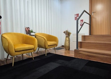 Área de espera com poltronas amarelas na La Santé Estética Avançada em Vila Nova De Famalicão, Braga, PT.