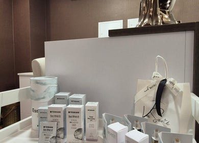 Produtos de beleza no balcão de La Santé Estética Avançada em Vila Nova De Famalicão, Braga, PT.