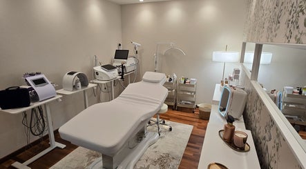 Sala de tratamento em La Santé Estética Avançada, Vila Nova De Famalicão, Braga, PT, com equipamentos modernos.