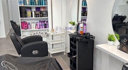 Iconic Hair Beauty and Makeup imagem 3